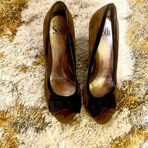 Sofft high heel peep toe with black ribbon bow detail. 🤎🖤